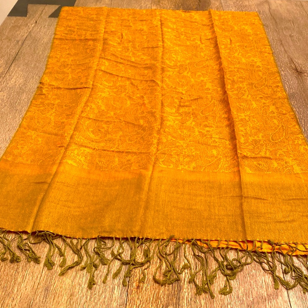 Pashmina shawl with knotted fringe